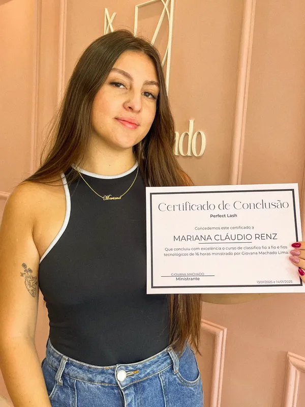 Aluna certificada em extensão de cílios - Curso Giovana Machado 1