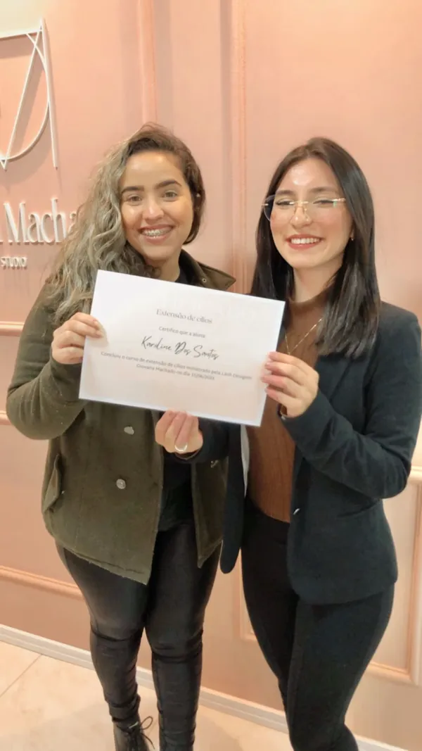 Aluna certificada em extensão de cílios - Curso Giovana Machado 2